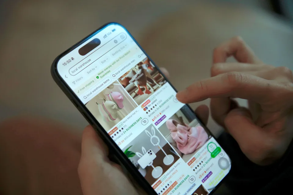 Kệ trưng bày điện thoại